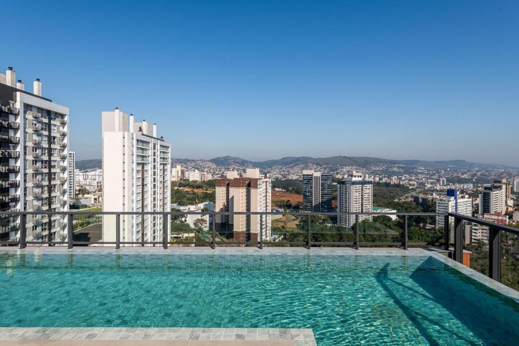 een zwembad op het dak van een gebouw bij Liv - Apartamento 803 in Porto Alegre