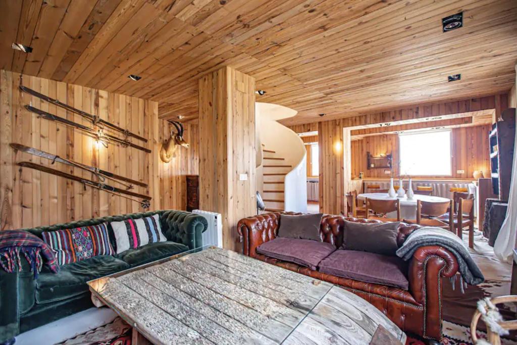 a living room with a couch and a table at Nevada suites Dúplex con vistas y acceso a pista in Sierra Nevada