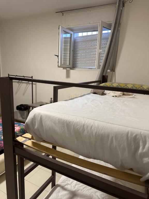Postel nebo postele na pokoji v ubytování laterrazza sui sassi