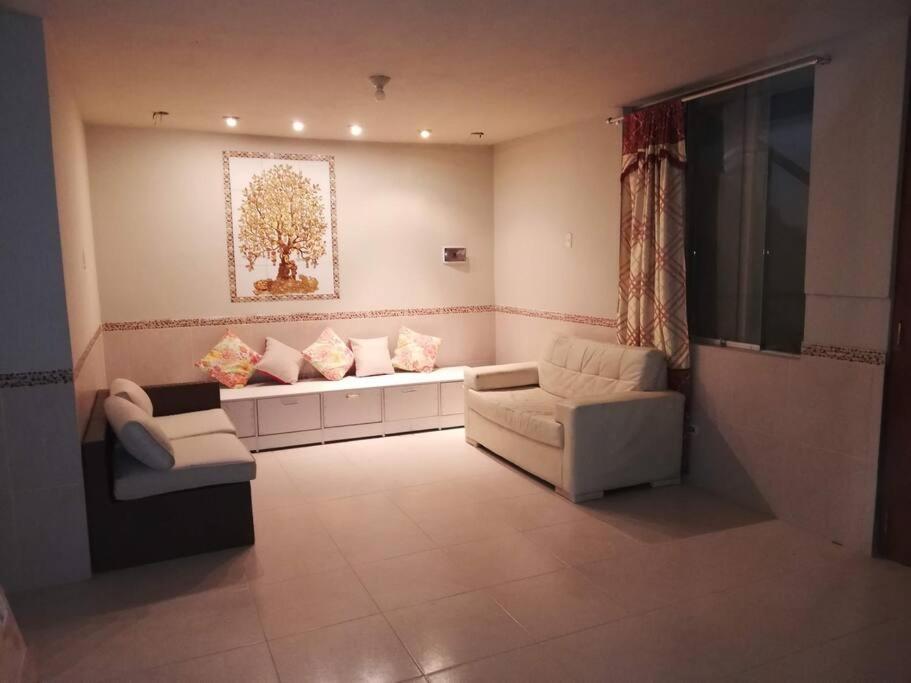- un salon avec deux canapés et un canapé dans l'établissement Casa de playa Camana (DUPLEX), à Camaná