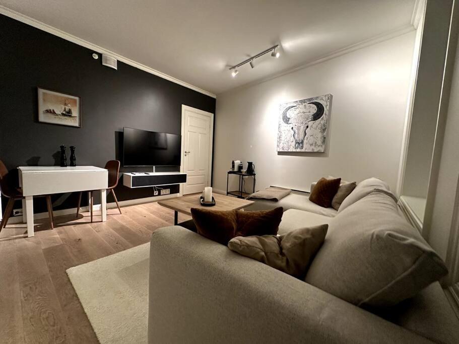 sala de estar con sofá y piano en Lovely apartment in Tromsø city centre en Tromsø