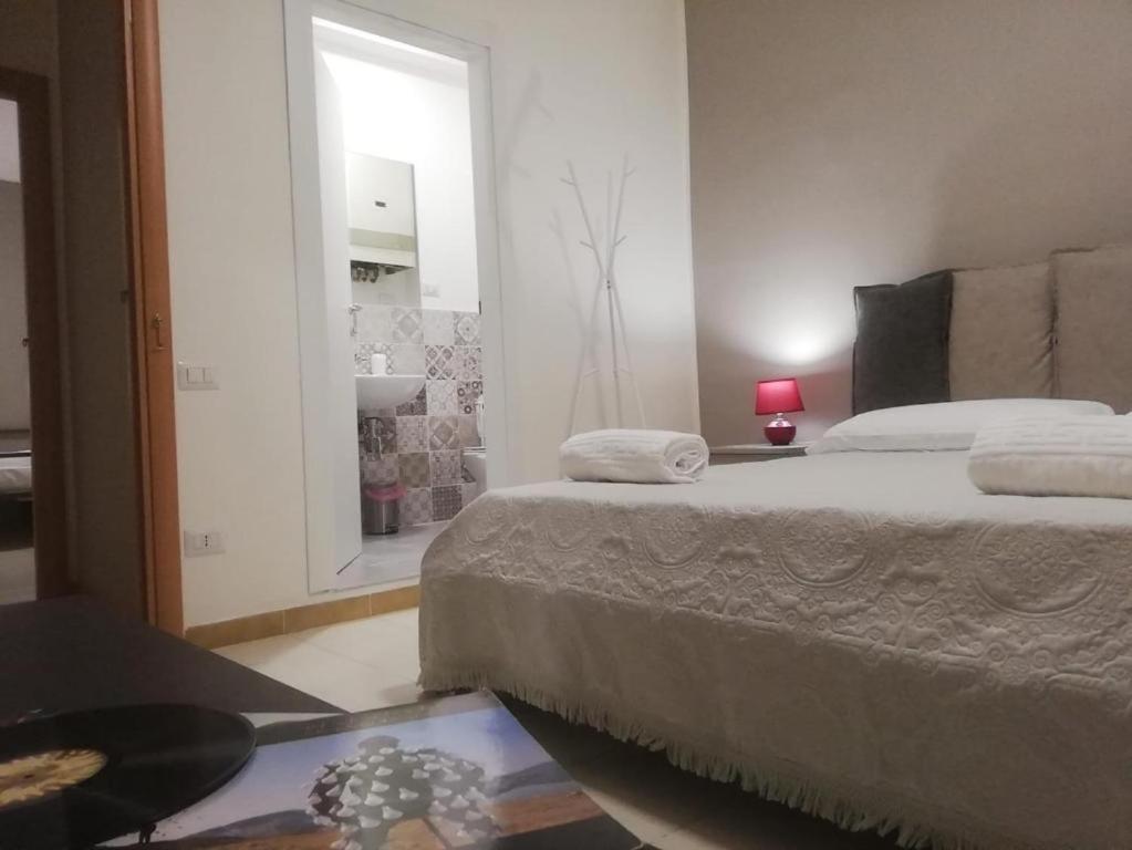 Postel nebo postele na pokoji v ubytování laterrazza sui sassi