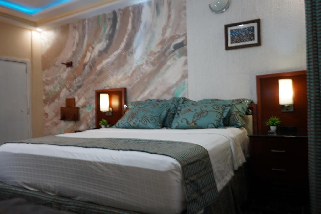 Postel nebo postele na pokoji v ubytování EKA ELITE HOTEL