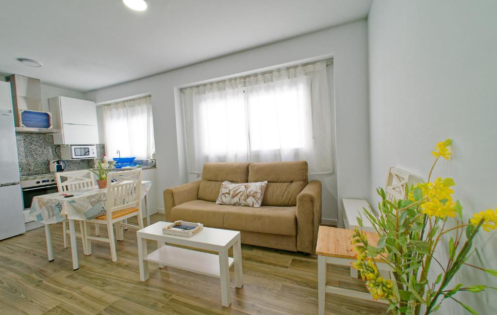 a living room with a couch and a table at Junto Playa de Levante, céntrico, Smart Tv 55- by Aloha Palma in Águilas