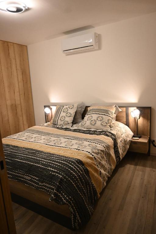 una camera da letto con un letto con due lampade sopra di L’escale enchantée a Bouzigues