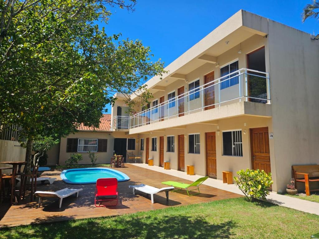 una vista exterior de una casa con piscina en Pousada Trapiche, en Florianópolis