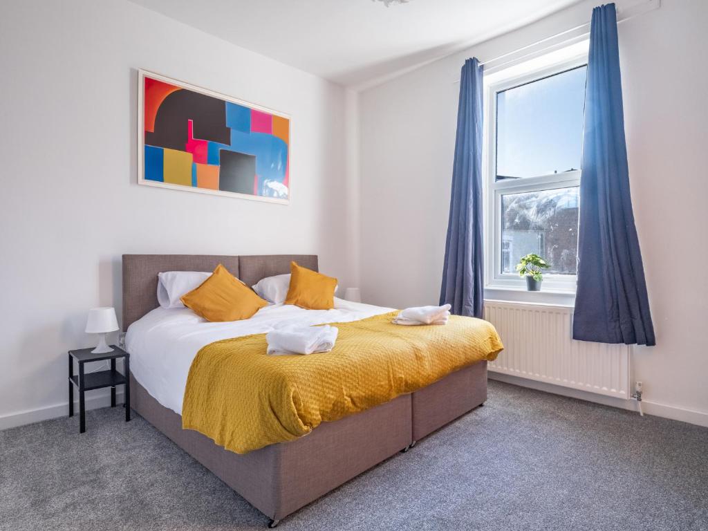 Posteľ alebo postele v izbe v ubytovaní Ferry House - HUGE spacious home, FREE PARKING & WIFI