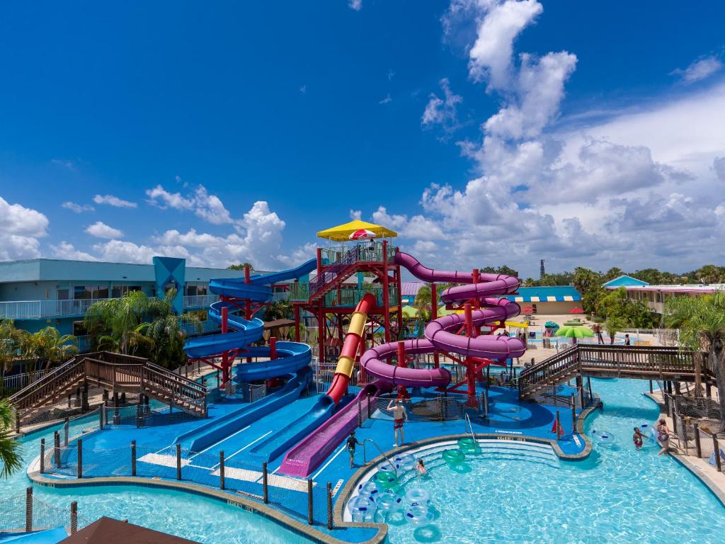 um parque aquático num resort com escorrega aquático em Flamingo Waterpark Resort em Kissimmee