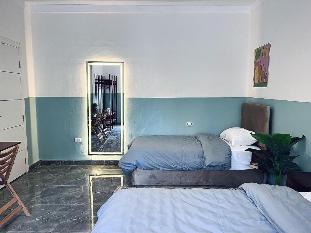 Postel nebo postele na pokoji v ubytování Maadi Groove Guesthouse