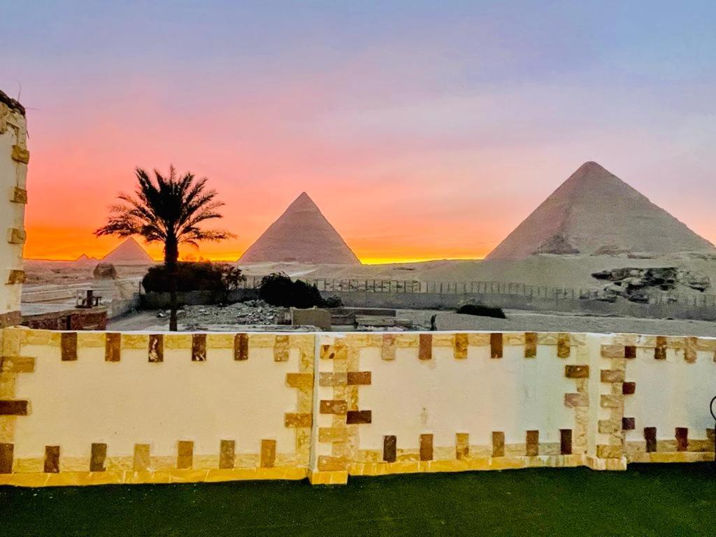 una vista de las pirámides de Giba al atardecer en White House Pyramids View, en El Cairo