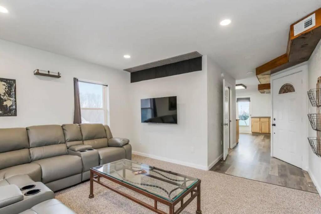 Vacation Home Downtown KCMO I Remodeled 2 Beds, Kansas City, MO