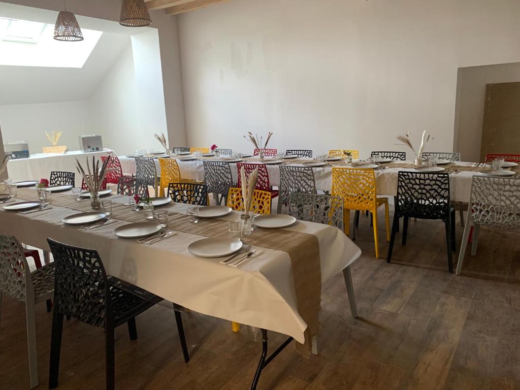 AvoineにあるL'étape de Marcel - Zaniniのテーブル、椅子、テーブルトップが備わる広い客室です。