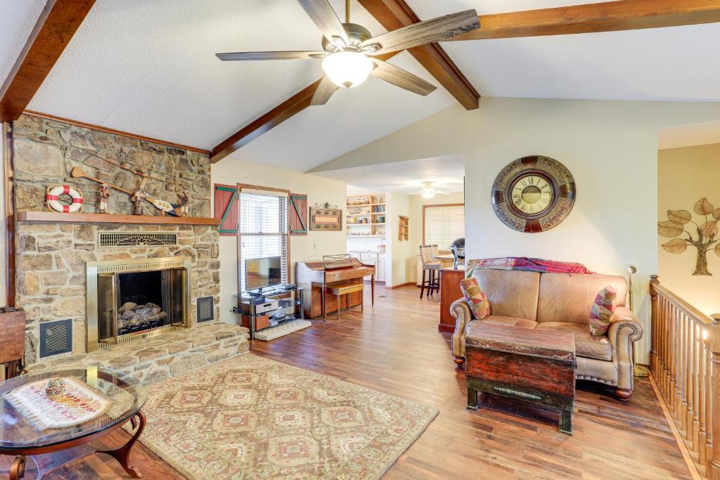 Waterfront Cherokee Village Home with Private Dock!, Hardy (updated