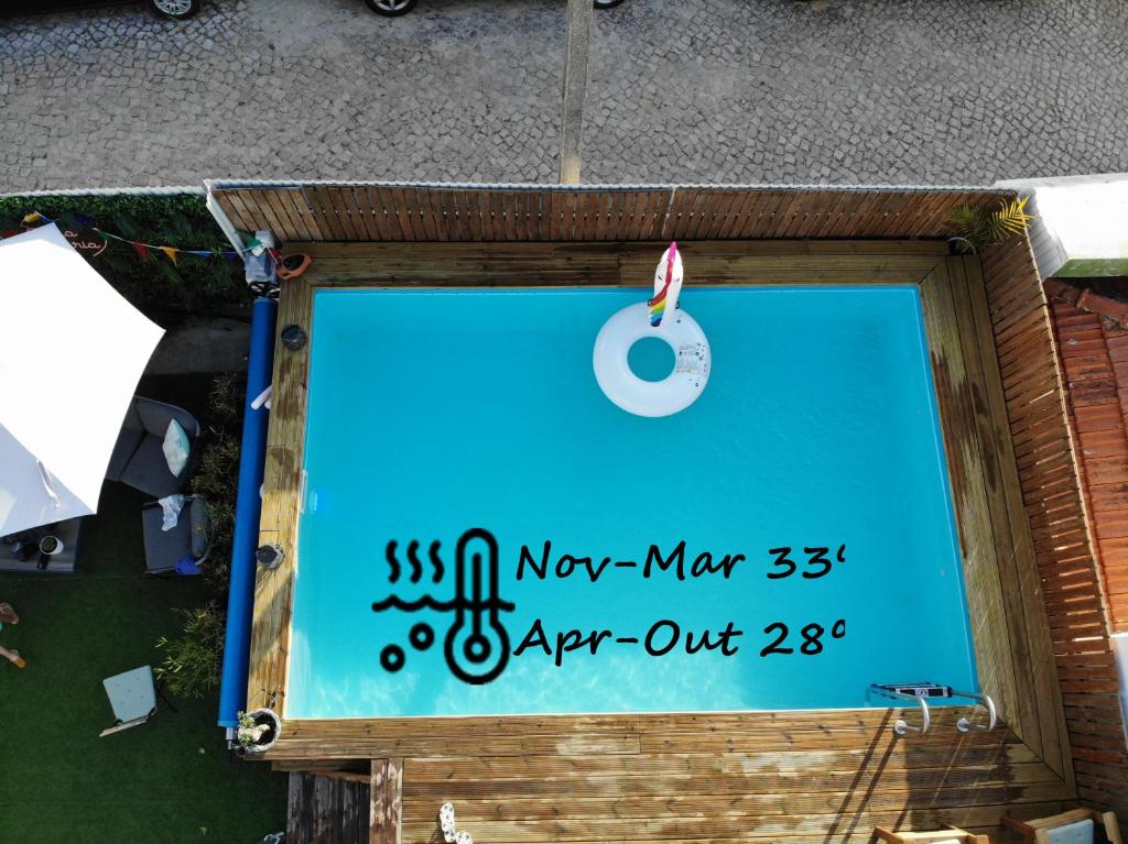 a sign that says new men year out at Vila Maria Mix Dorm by HOST-POINT in Costa da Caparica