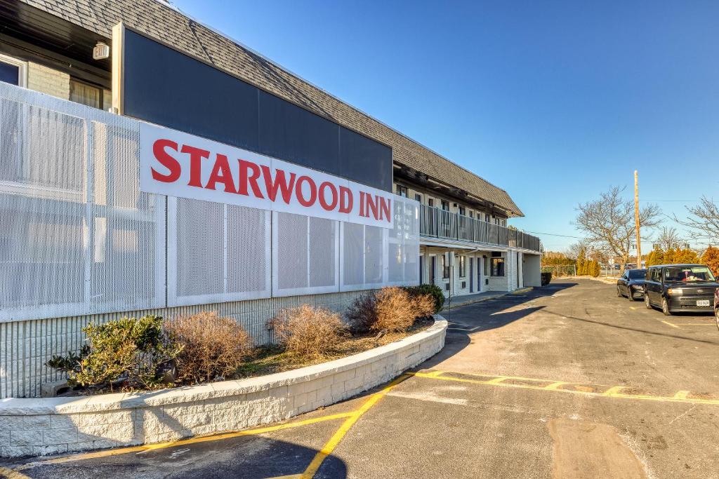 una señal de la posada de Starwood en el lateral de un edificio en The Starwood Inn, en Bohemia