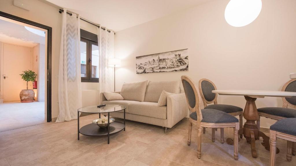 salon z kanapą i stołem w obiekcie Apartamentos Florinda de la Cava Toledo - 1 w mieście Toledo