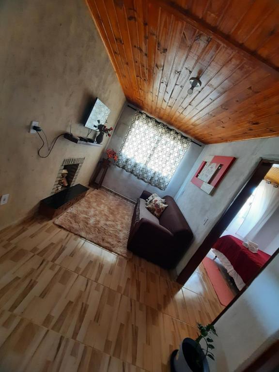 an overhead view of a living room with a couch at Sítio jaguary in Camanducaia