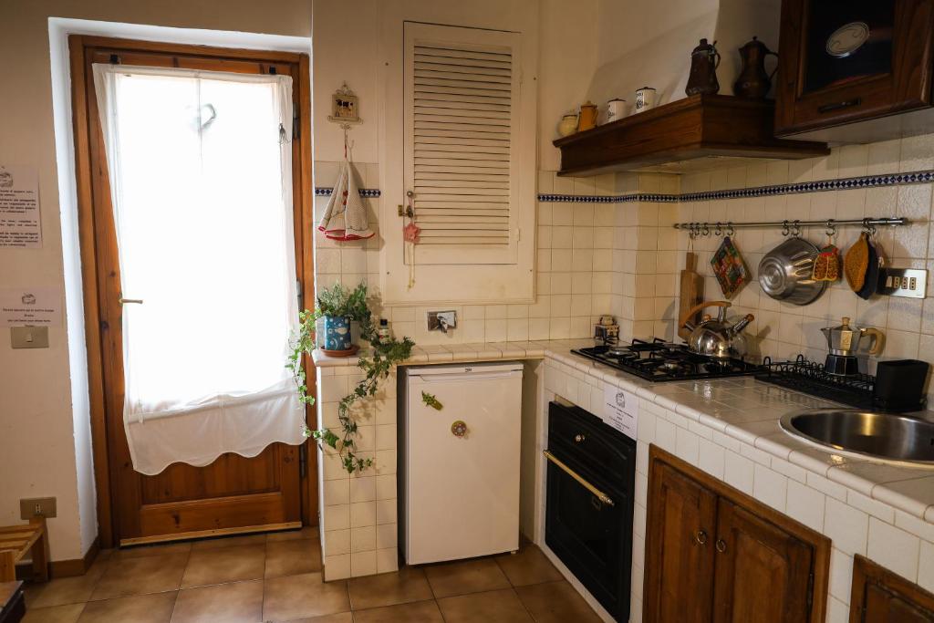 kuchnia ze zlewem i kuchenką w obiekcie I Rosai appartamento sulle colline fiorentine w mieście Bagno a Ripoli