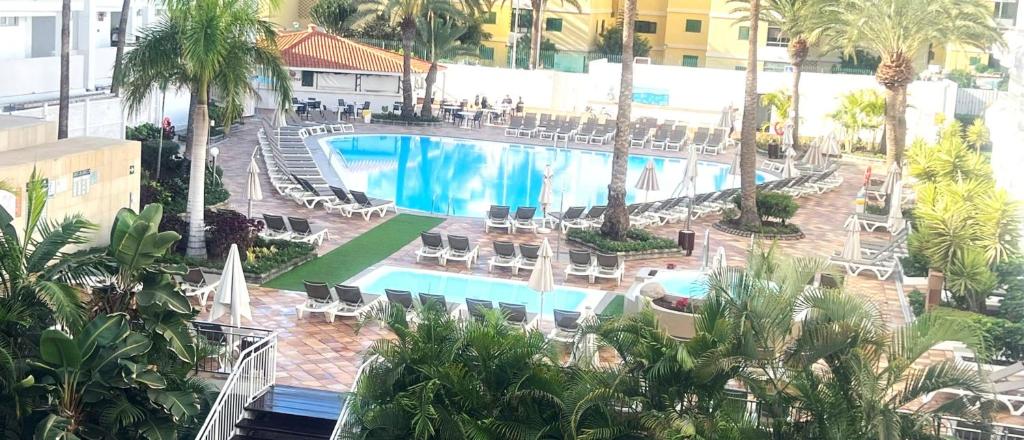 an overhead view of a swimming pool in a resort at Apartment at bronze playa hotel in San Bartolomé de Tirajana