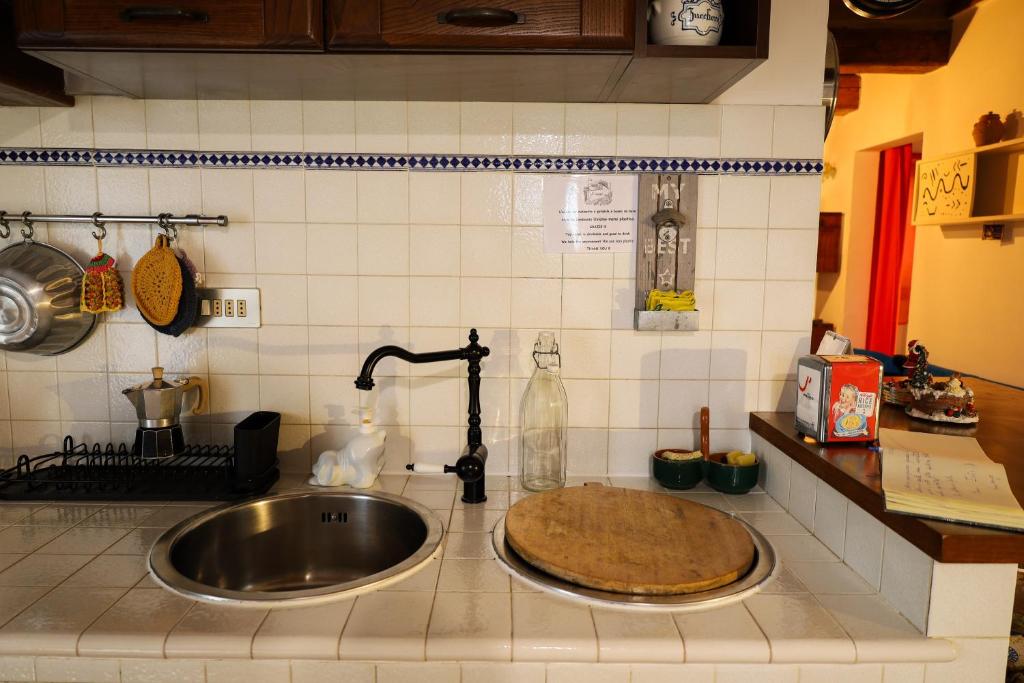 zlew kuchenny z drewnianą deską do cięcia w obiekcie I Rosai appartamento sulle colline fiorentine w mieście Bagno a Ripoli