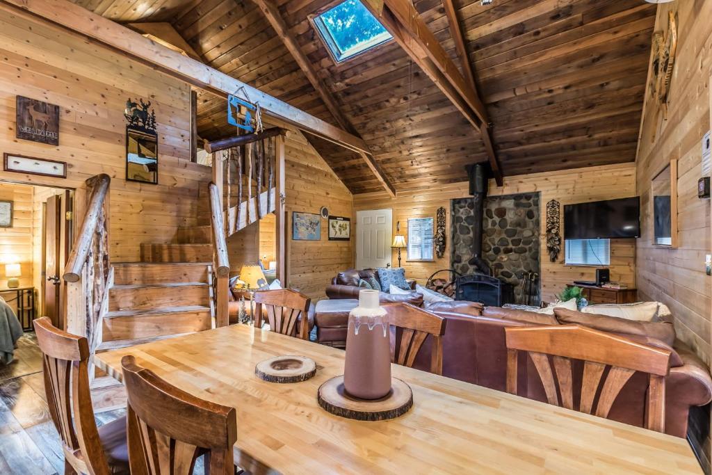 A restaurant or other place to eat at Chester Cabin BY Betterstay