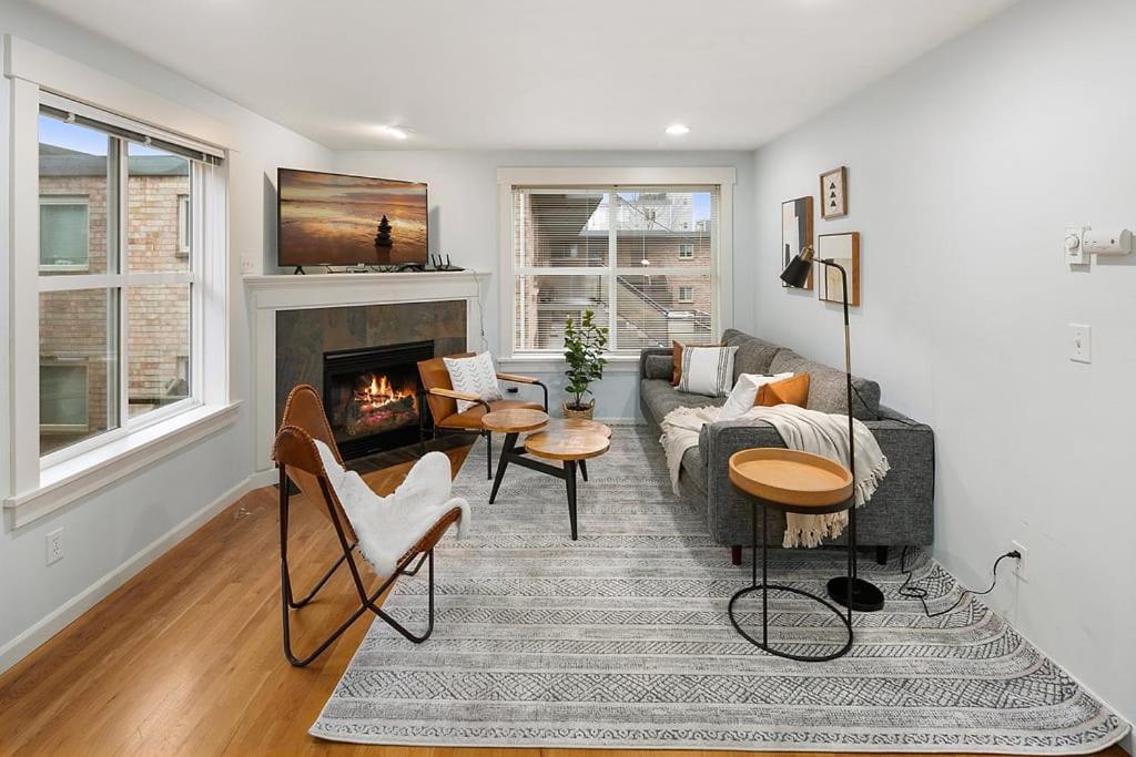 uma sala de estar com um sofá e uma lareira em Aurora Abode BY Betterstay em Seattle