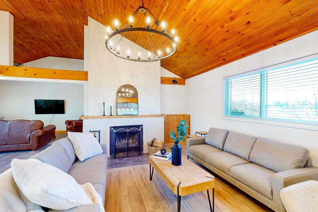 ein Wohnzimmer mit einem Sofa und einem Kamin in der Unterkunft Blue Mountain Magic in Blue Mountains