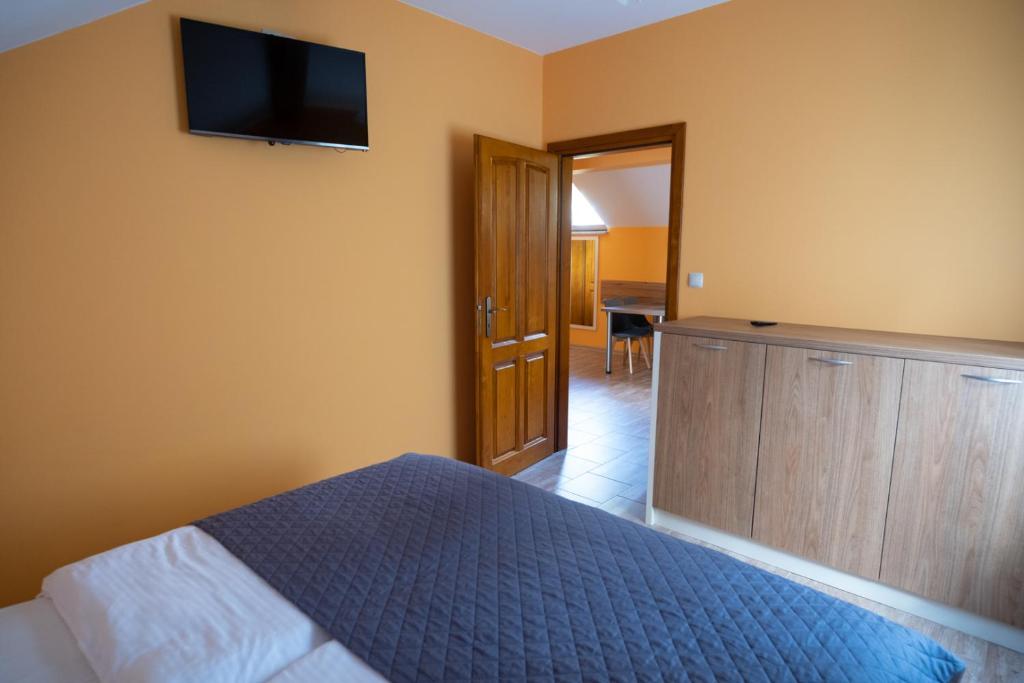 Postel nebo postele na pokoji v ubytování Apartamenty Sadowy