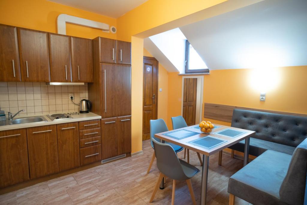 Kuchyň nebo kuchyňský kout v ubytování Apartamenty Sadowy