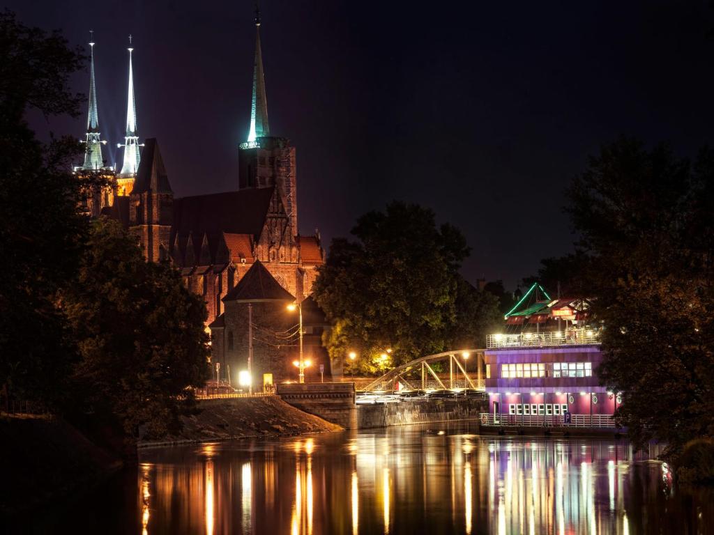 Výhled na řeku, která protéká v blízkosti hotelu