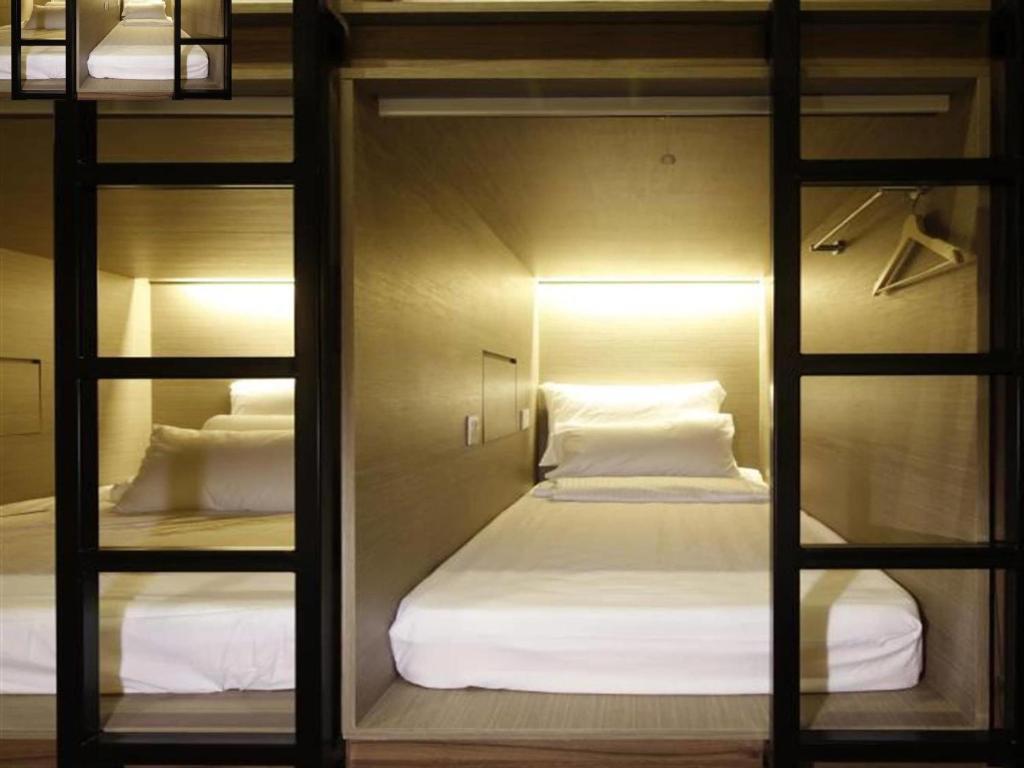 Tempat tidur susun dalam kamar di Best Hostel near Sharaf DG metro