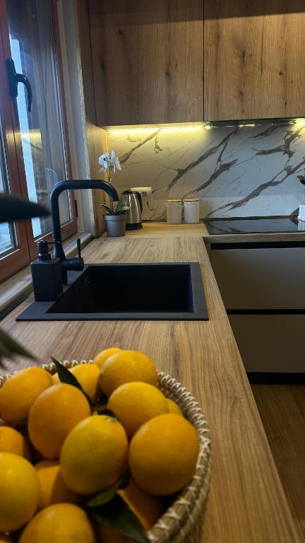Kuchyň nebo kuchyňský kout v ubytování Gjirokastra Design Apartments