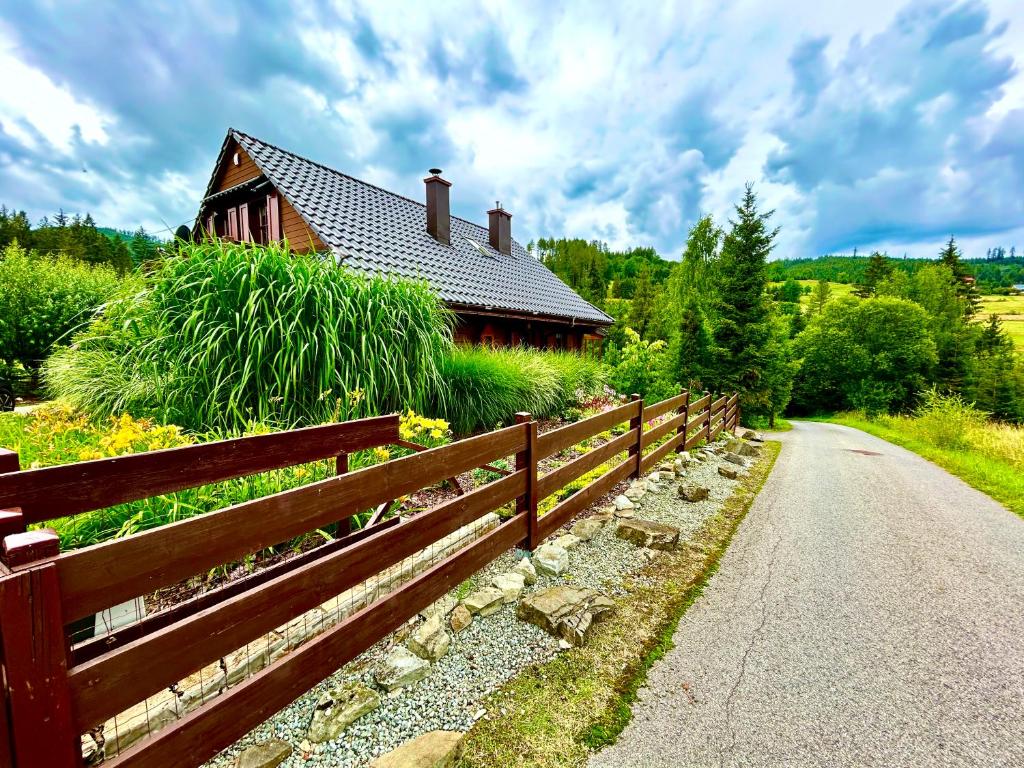 una valla de madera frente a una casa en Górski Azyl w Soblówce en Sablówka