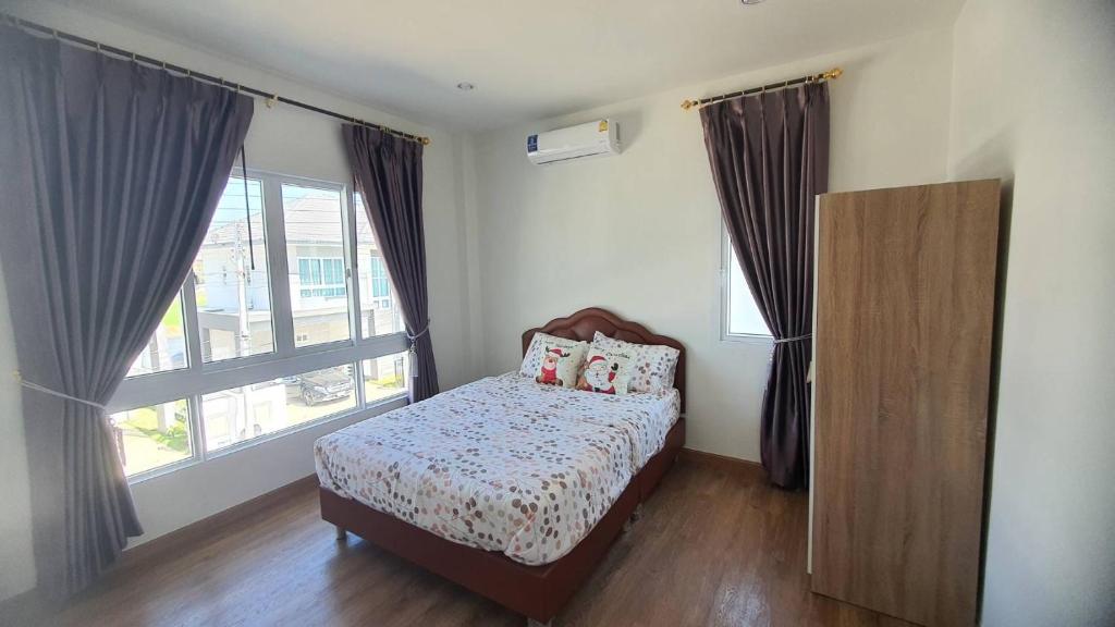 1 dormitorio con cama y ventana grande en คลอง8 ลำลูกกา the best, en Ban Khlong Sam Tawan Ok