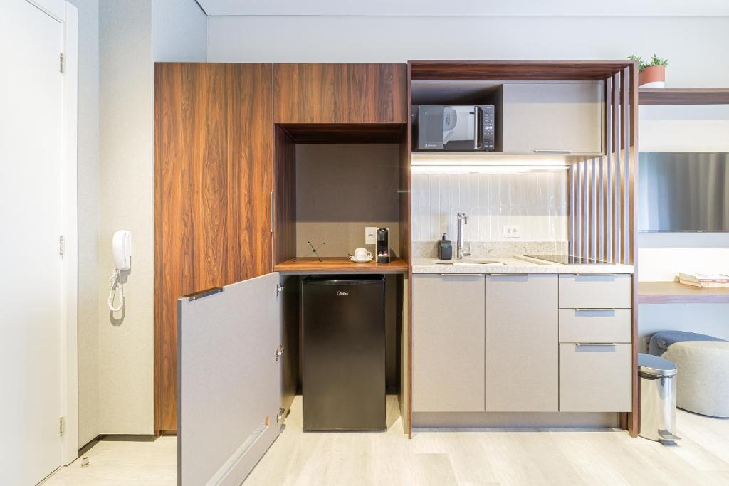 Kuchyň nebo kuchyňský kout v ubytování Iconyc Charlie Ibirapuera Hotel
