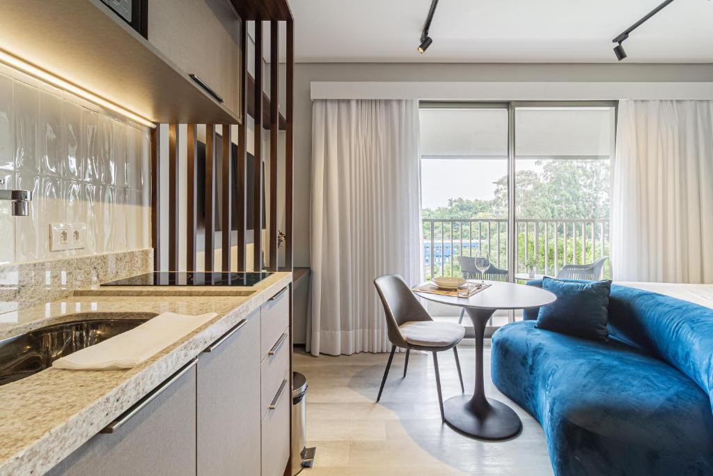 Kuchyň nebo kuchyňský kout v ubytování Iconyc Charlie Ibirapuera Hotel