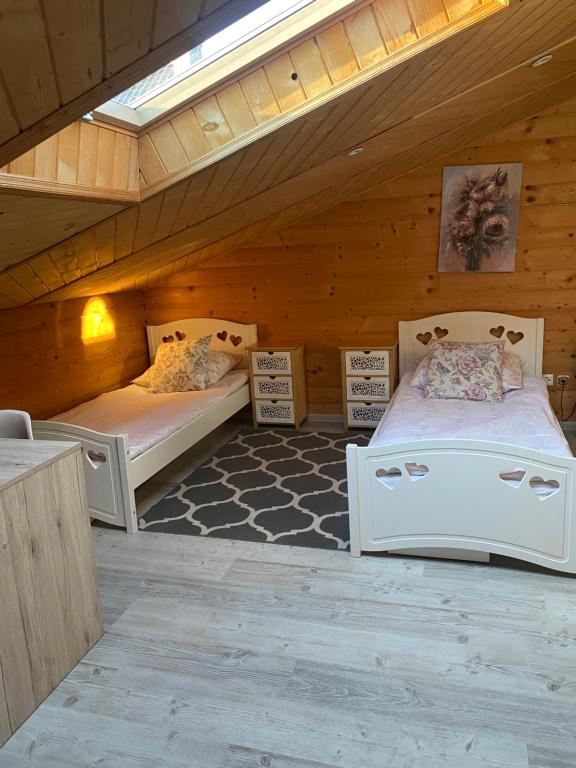 Een bed of bedden in een kamer bij Różany Zakątek