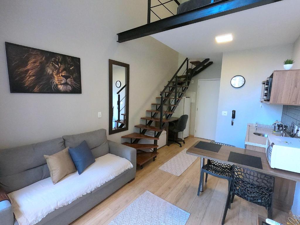 ein Wohnzimmer mit einem Sofa und einem Tisch in der Unterkunft Maximus Luxury NYC Berrini III in São Paulo