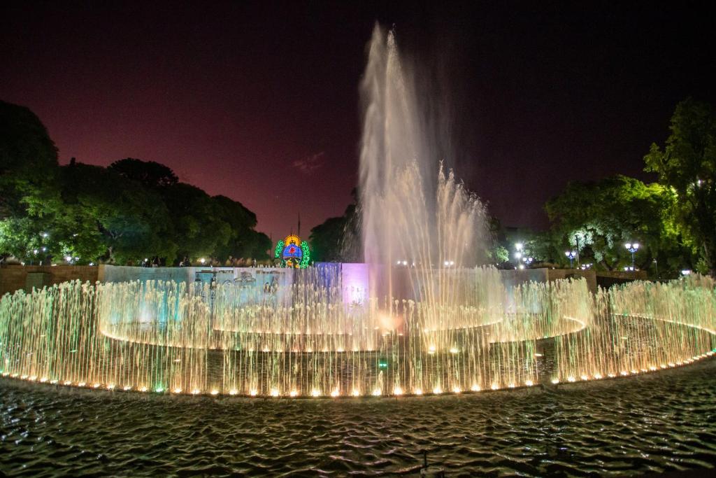 a fountain with lights in a park at night at Departamento Plaza Independencia con terraza, kilometro cero Mendoza in Mendoza