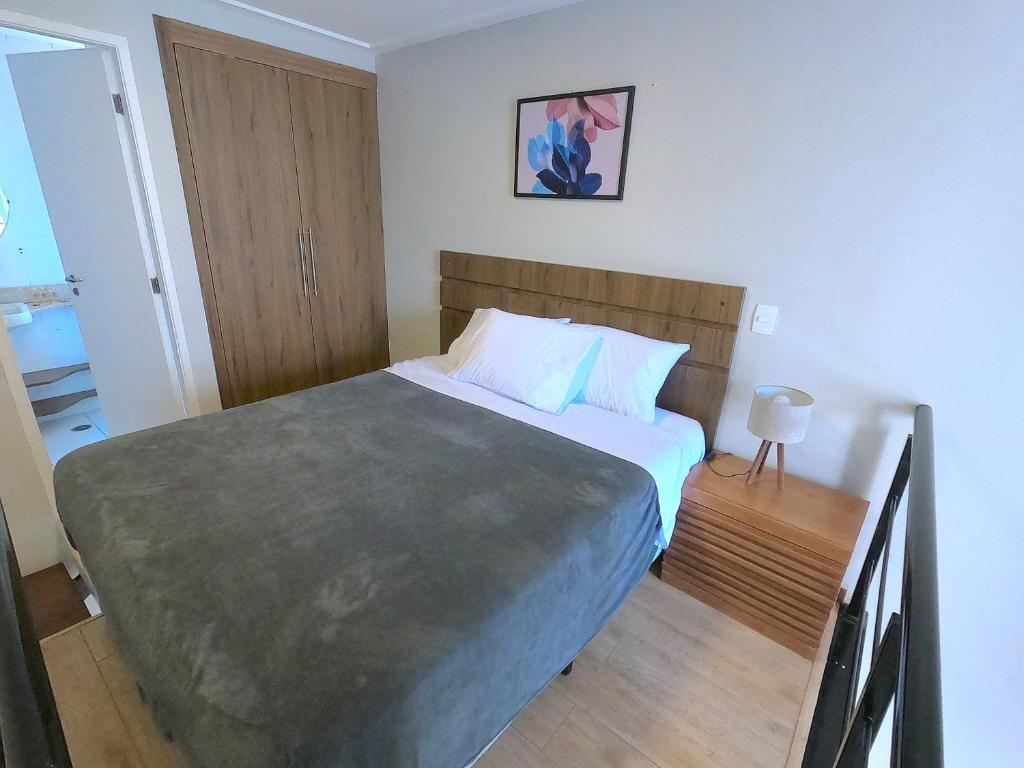 1 dormitorio con 1 cama grande en una habitación en Maximus Luxury NYC Berrini II, en São Paulo