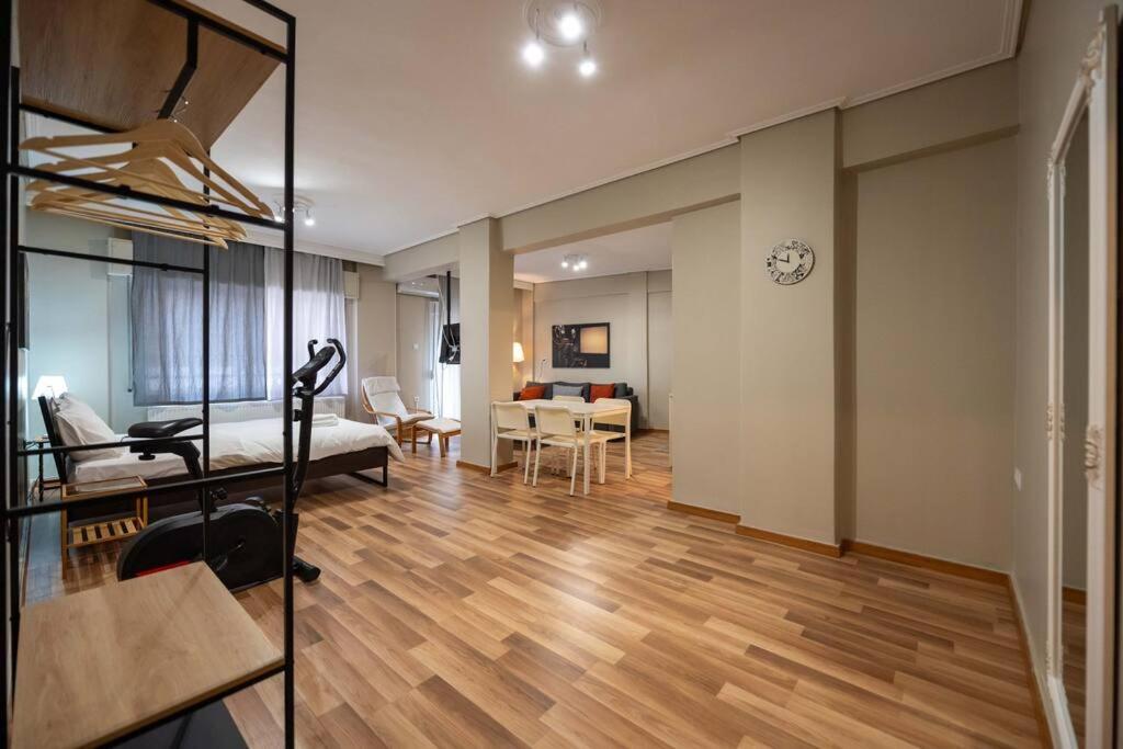 una sala de estar con un sofá y una mesa en Άνετο κεντρικό διαμέρισμα., en Larisa