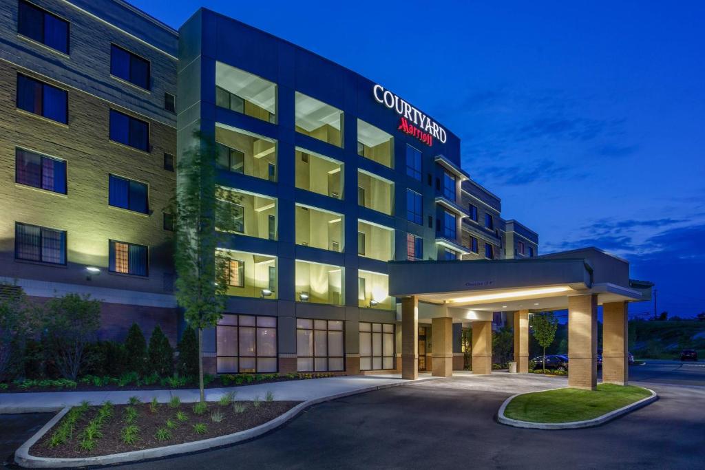 an image of the front of a hotel at Courtyard by Marriott Pittsburgh North/Cranberry Woods in Cranberry Township