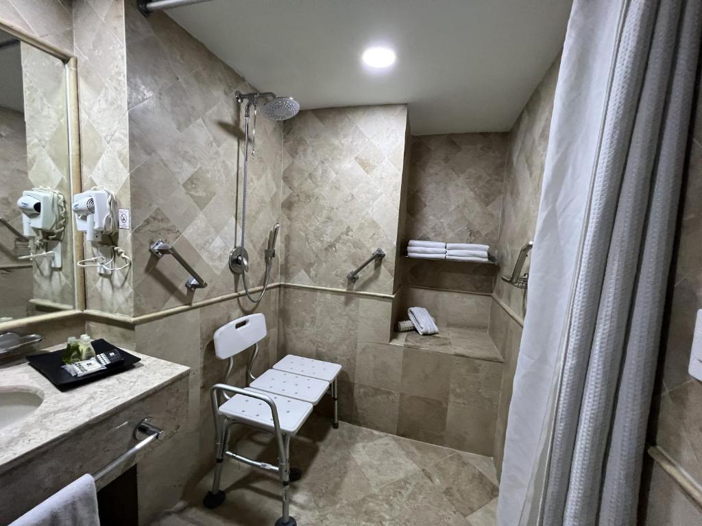 Un baño de We Hotel Aeropuerto
