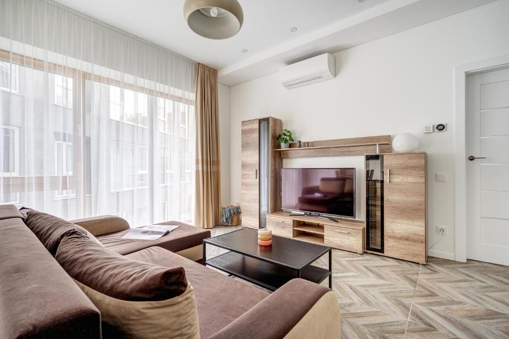 تلفاز و/أو أجهزة ترفيهية في cohost I New Bastėja Life Apartments w-Garage Prkg & Self Check-in