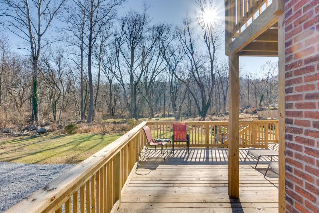 Fotografie z fotogalerie ubytování Walkable Downingtown Studio with Spacious Deck v destinaci Downingtown