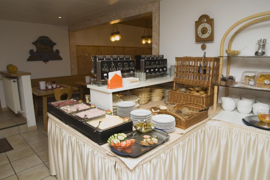 - une cuisine avec une table et de la nourriture dans l'établissement Scharmerhof, à Hohenbrunn