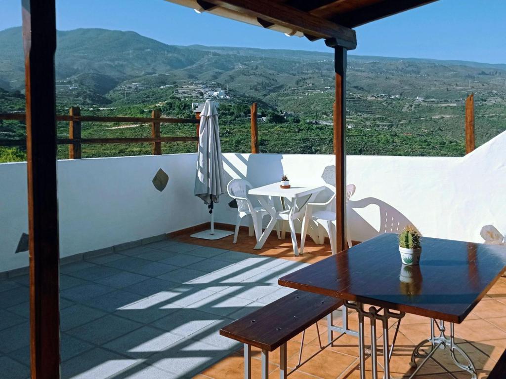 een balkon met een tafel en stoelen en uitzicht bij Live Arico El Cortijo Casa rural con Solarium & Terrace in Arico Viejo