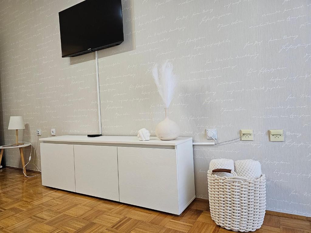 TV i/ili multimedijalni sistem u objektu Apartman Elle