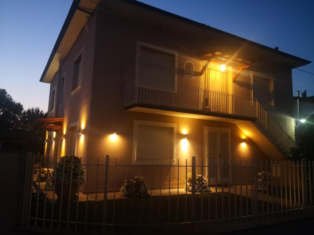een huis met lichten aan de zijkant bij Villa Debora in Lucca