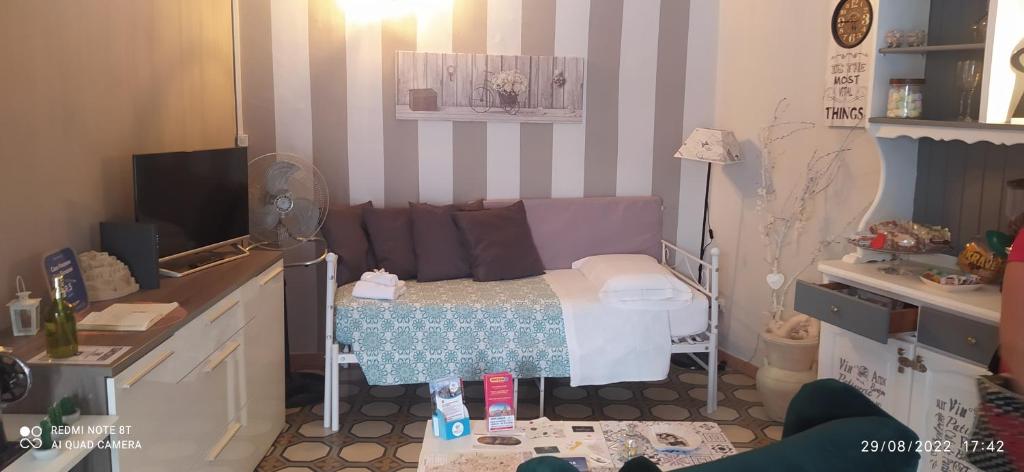 um pequeno quarto com uma pequena cama num quarto em Casa vacanze San Giovanni nei Sassi em Matera